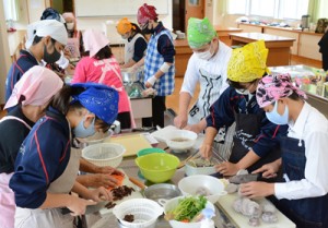 地場産の食材を使って調理実習をする生徒ら＝２７日、知名町