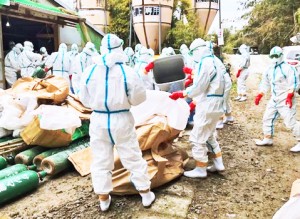 鳥インフルエンザが発生した養鶏場での防疫措置作業（県畜産課提供）