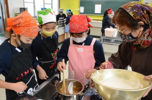 ソテツの実や黒糖を使ったお菓子「タチガン」作りを体験する児童ら＝１２日、和泊町の国頭小学校