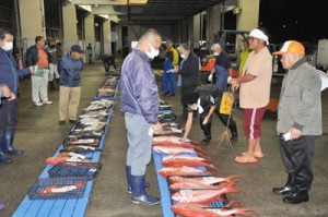 新鮮な魚が並んだ名瀬漁協の初競り＝５日、奄美市名瀬