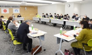 計画素案について意見交換した第３回会合＝２１日、奄美市名瀬