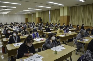 料理研究家の泉さんが奄美の食文化について講話した奄美ならでは学舎の最終日＝１６日、県立奄美図書館