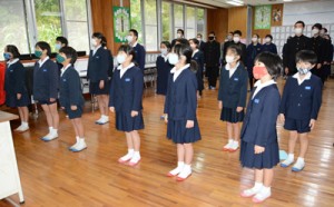 元気に校歌を歌い３学期のスタートを切った児童生徒＝８日、奄美市住用町の東城小中学校 