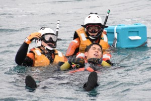 名瀬港で行われた奄美海保の年頭訓練＝７日、奄美市