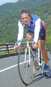 宇検村でトレーニングに励む重さん。「最近は舗装も良くなり自転車の練習に望ましい環境が整ってきている」と話す