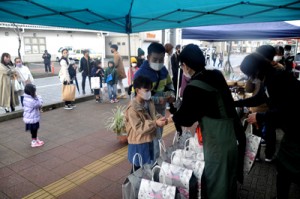 商店街の初商いで福袋を購入する買い物客＝２日午前９時ごろ、同市名瀬 