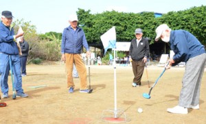 １２０人が出場した四並蔵神社奉納グラウンド・ゴルフ大会＝２０日、知名町徳時