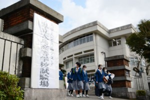 会場を後にする受験生＝１７日、奄美市名瀬の県立大島高校