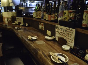 黒糖焼酎が並ぶ飲食店のカウンター＝２５日、奄美市名瀬