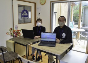 移住や空き家についての相談窓口を担当する地域おこし協力隊の間弓さん（右）と森さん＝２６日、龍郷町幾里