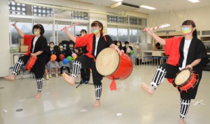 後夜祭でエイサーの演舞を披露する沖永良部高校の生徒＝２２日、沖永良部高校