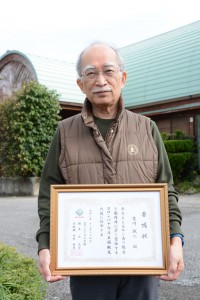 ヨロンパナウル王国観光大使に任命された古川さん＝１５日、与論町那間