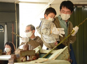 手熟師会の子ども講習会で黒糖作りを体験する参加者＝２４日、奄美市笠利町