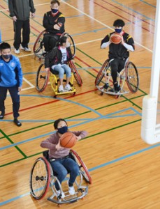 車いすバスケを体験する来場者ら＝３１日、知名町