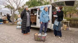 奄美の味を伝えるキッチンカー「みしょれ」号。店主の久保綾子さん（右）と母の美智子さん（左）＝１２月、千葉県佐倉市