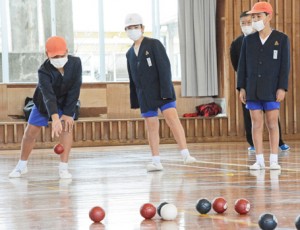 パラリンピック正式種目「ボッチャ」を体験する児童ら＝１３日、和泊町の和泊小学校