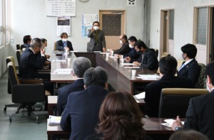 新型コロナ対策について当局側へ質疑する徳之島町議会政策提言会議のメンバー＝８日、同町役場