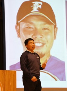 プロ野球で活躍する近藤健介選手の幼少期のエピソードなどを紹介する父・義男さん＝１７日、天城町天城