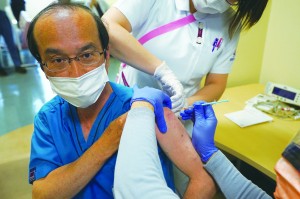 新型コロナウイルスワクチンの接種を受ける医師＝１９日、鹿児島市（鹿児島医療センター提供）
