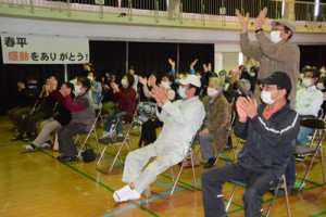 喜界出身ボクサー久保の勝利に沸く荒木集落の住民たち＝２１日、喜界町   