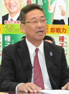 和泊町長選挙への立候補を表明した種子島公彦氏＝１１日、和泊町