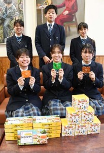 特産品のバレイショを使った菓子を開発した徳之島高校の生徒