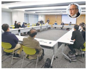 コワーキング協同組合の伊藤代表（円内）を講師に招いた講演会・意見交換会＝１１日、奄美市役所