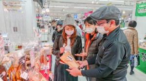 人気を集めた黒糖の販売コーナー＝２月２５日、東京・池袋の東武百貨店