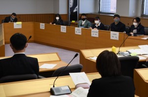 県政や地域の課題について高校生と県議が質疑応答した意見交換会＝鹿児島市