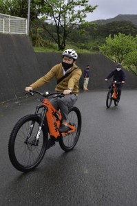 Ｅバイクの乗り心地を体感する試乗会の参加者＝２月２８日、龍郷町