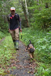 マングースの痕跡を確認するバスターズのメンバーと探索犬