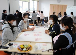 親が集まり、語り合った「瀬戸内町の子育て環境について語ろうディ！カフェ」＝１２日、瀬戸内町