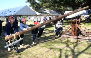 サタグルマを使ったサトウキビ搾りも体験した児童ら＝４日、伊仙町喜念小学校