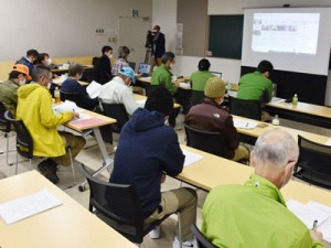 新たな防除実施計画について協議した検討会＝１５日、奄美市名瀬