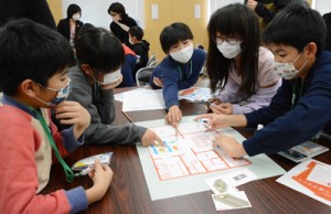 お金の上手な使い方などについて学ぶ児童ら＝１月３０日、和泊町