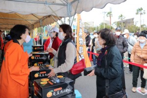 タンカンファンらでにぎわった奄美たんかん販売会＝１３日、鹿児島市（提供写真） 