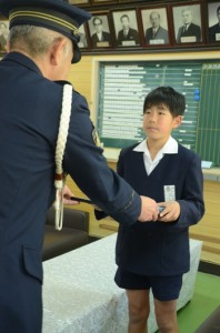 中野誠奄美署長から感謝状を受け取る朝日小４年の松村恵太君（右）＝３日、朝日小学校 