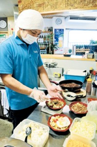 弁当を準備する会員＝６日与論町