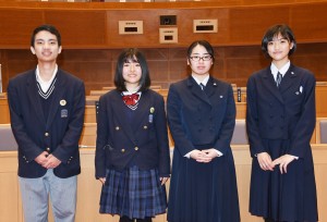 　奄美から参加した（右から）要田さん、森田さん、濱田さん、有川さん＝９日、鹿児島市