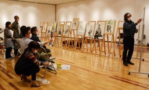 美術愛好家ら１２人が参加した人物画講座＝２８日、奄美市笠利町の田中一村記念美術館