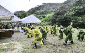 児童生徒が歌と踊りで功績をたたえた西郷菊次郎生誕１６０年祭＝１３日、龍郷町龍郷