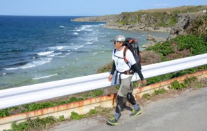 沖永良部島の奄美トレイルコースを歩く野元さん＝７日、和泊町