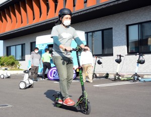 電動キックボードの試乗を楽しむ来場者＝６日、与論町