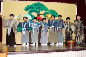 上嘉鉄ゆみたで狂言「附子」を上演した小学生＝２１日、喜界町上嘉鉄（提供写真）