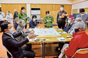 三太郎線の利用ルールについて意見交換した住民ら＝１２日、奄美市住用町