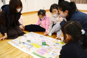 すごろくゲームで西郷菊次郎について学ぶ参加者＝１１日、龍郷町