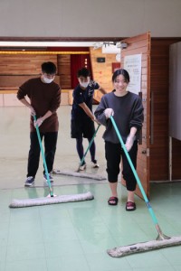 感謝の気持ちを込めて掃除する卒業生＝４日、喜界町の休養村管理センター 