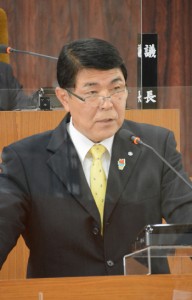 町長２期目を目指し立候補表明した今井力夫氏＝９日、知名町議会本会議場