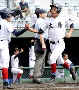 ４回表、敵失で４点目のホームを踏んだ大島の竪山＝３１日、鹿児島市の平和リース球場　