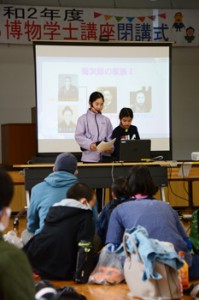 １年間の学びの成果を披露する受講生＝１３日、龍郷町